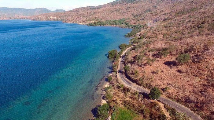 Jangan Kedip Sepanjang Perjalanan ke Sumbawa, Indah Banget!