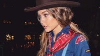 Sedangkan Gigi Hadid yang hadir di acara tersebut terlihat bergaya layaknya seorang anak pramuka. (Dok. Instagram/gigihadid)