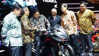 Airlangga Hartarto menjajal salah satu motor yang dipamerkan.