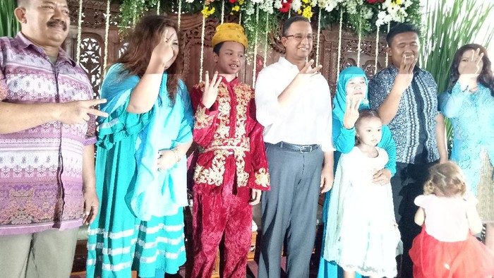 Mampir ke Acara Sunatan Warga, Anies Baswedan Pose Salam 3 Jari