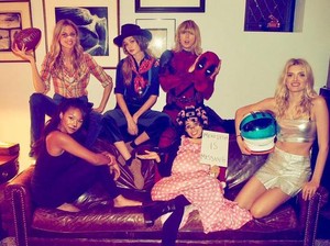 Taylor Swift Ikutan Bikin Video Mannequin Challenge