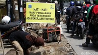 Pelebaran ini dilakukan agar pejalan kaki menjadi nyaman.