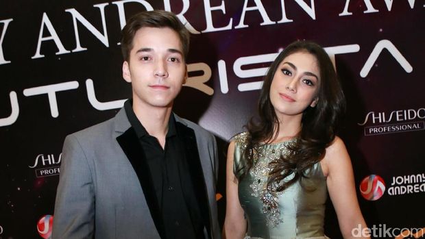 Petra Sihombing Ciuman dengan Sesama Pria, Bokong Zaskia Gotik Dipegang Fans
