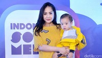 Nagita bersama Rafathar saat ditemui di kawasan Daan Mogot, Jakarta Barat pada Selasa malam (1/11/2016). Pool/Noel/detikFoto.