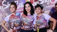 Meski telah memiliki dua orang anak, ia tetap tak kalah cantik dari Acha Septriasa dan Tika Bravani. Pool/Palevi S/detikFoto.