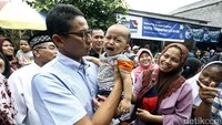 Sandiaga sempat menggendong seorang anak.