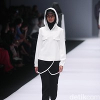Busana Karya Desainer Rani Hatta mengangkat tema Spring/Summer 2017 Jakarta Fashion Week 2017. Senayan City. Jakarta. [Foto: Mohammad Abduh/Wolipop]