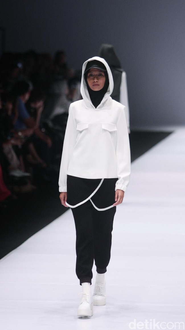 Busana Karya Desainer Rani Hatta mengangkat tema Spring/Summer 2017 Jakarta Fashion Week 2017. Senayan City. Jakarta. [Foto: Mohammad Abduh/Wolipop]