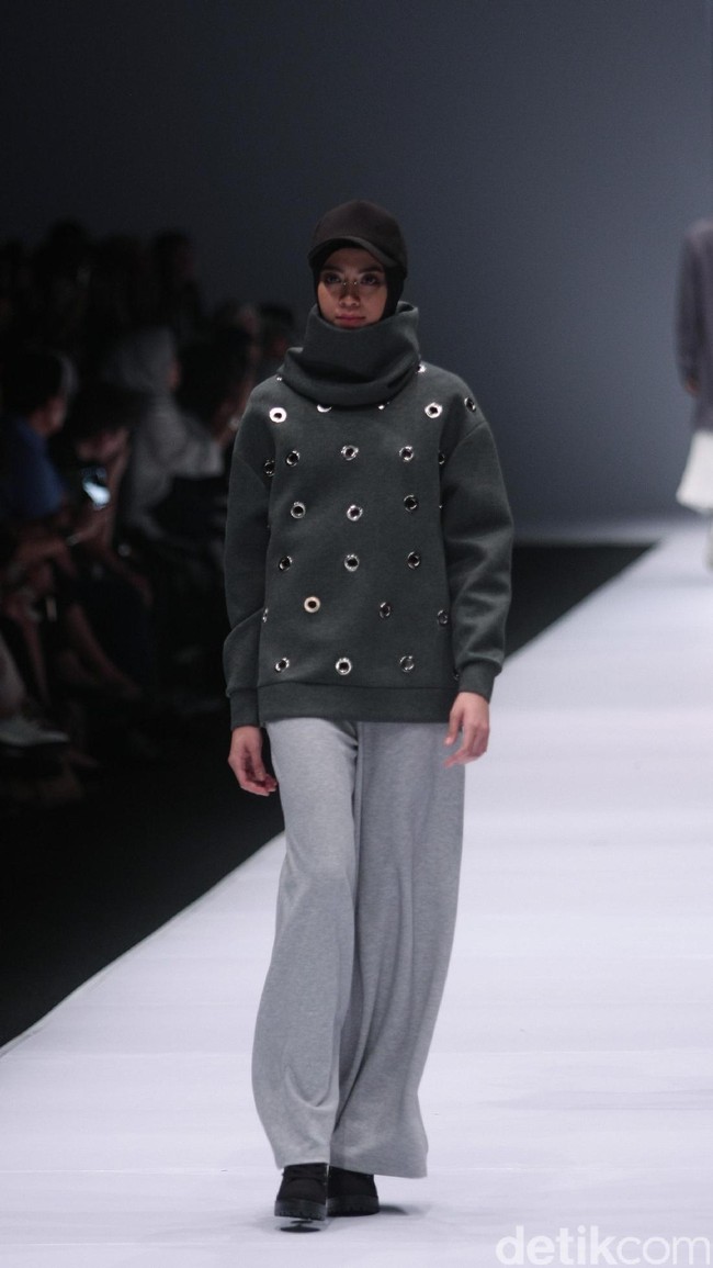 Busana Karya Desainer Rani Hatta mengangkat tema Spring/Summer 2017 Jakarta Fashion Week 2017. Senayan City. Jakarta. [Foto: Mohammad Abduh/Wolipop]