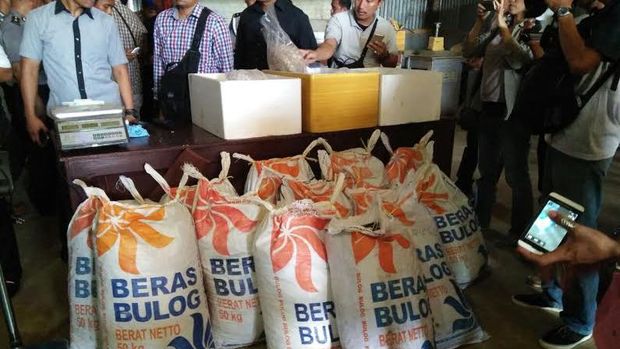 Karung berisi sisik trenggiling.