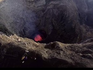Greget! Traveler Ini Nekat Kemping di Bibir Gunung Berapi Aktif