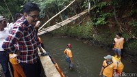 Blusukan ke Kalisari, Pasar Rebo, Jakarta, Rabu (2/11/2016), Cawagub DKI Jakarta Djarot Saiful Hidayat melihat langsung petugas Penanganan Prasarana dan Sarana Umum (PPSU) saat membersihkan Kalisari.