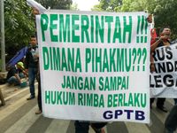 Ribuan Sopir Taksi Gelar Unjuk Rasa di Balai Kota Bandung