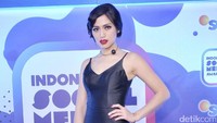 Ia terlihat seksi dalam dress hitam ketat yang memperlihatkan lekuk tubuhnya itu. Pool/Noel/detikFoto.