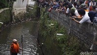 Cawagub Djarot saat menyapa seorang pasukan oranye.