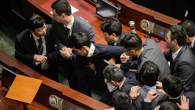 Baggio ditarik keluar dari ruang sidang parlemen