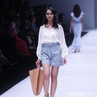 Koleksi dari Label brand Paulina Katarina mengangkat tema Wandertlust Jakarta Fashion Week 2017. di Senayan City. Jakarta. [Foto: Mohammad Abduh/Wolipop]