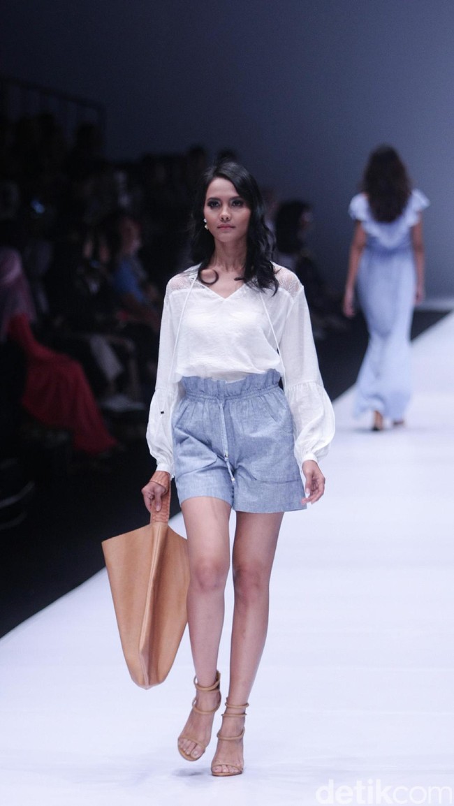 Koleksi dari Label brand Paulina Katarina mengangkat tema Wandertlust Jakarta Fashion Week 2017. di Senayan City. Jakarta. [Foto: Mohammad Abduh/Wolipop]