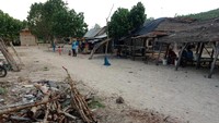 Di sekitar Pantai Bangko Bangko terdapat kampung nelayan. Kita bisa melihat aktivitas mereka sehari-hari di kampung ini (Masaul/detikTravel)