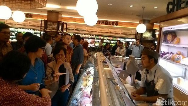 Menkeu Sri Mulyani blusukan di Pacific Place