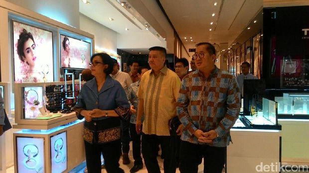 Menkeu Sri Mulyani blusukan di Pacific Place