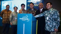 Airlangga Hartarto menekan tombol tanda dibukanya Indonesia Motorcycle Show (IMOS) 2016.
