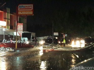 Hujan Badai Landa Pekanbaru, Kanopi Ruko Terbang Tutupi Badan Jalan