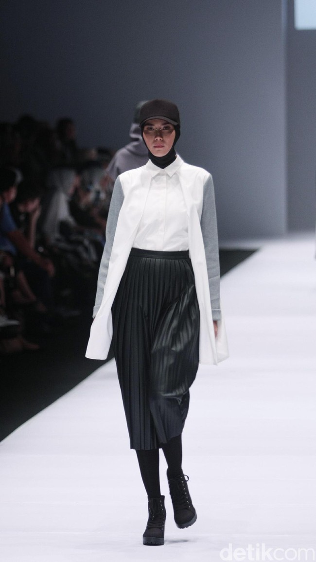 Busana Karya Desainer Rani Hatta mengangkat tema Spring/Summer 2017 Jakarta Fashion Week 2017. Senayan City. Jakarta. [Foto: Mohammad Abduh/Wolipop]