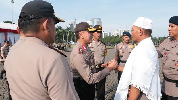Kapolda Metro Jaya Irjen Pol M Iriawan menyematkan sorban putih kepada salah satu anggota Brimob.