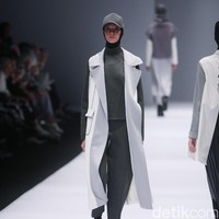 Busana Karya Desainer Rani Hatta mengangkat tema Spring/Summer 2017 Jakarta Fashion Week 2017. Senayan City. Jakarta. [Foto: Mohammad Abduh/Wolipop]