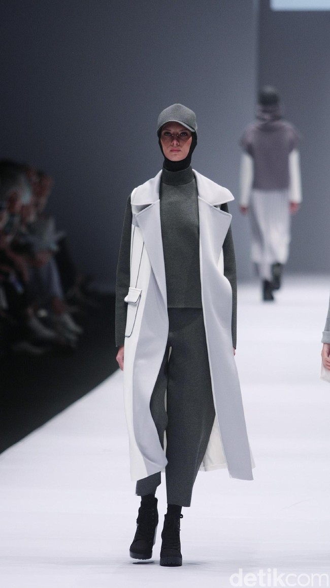 Busana Karya Desainer Rani Hatta mengangkat tema Spring/Summer 2017 Jakarta Fashion Week 2017. Senayan City. Jakarta. [Foto: Mohammad Abduh/Wolipop]