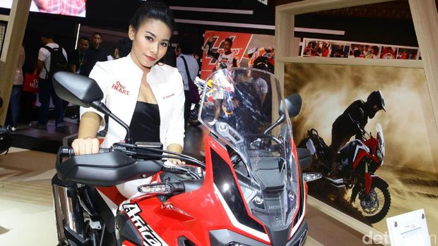 Model Cantik Ini Bete dengan Perilaku Pemotor Ugal-ugalan
