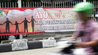 Pemasang spanduk ini berharap, agar Indonesia tetap bersatu walaupun berbeda agama.