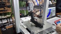 Tukang cetak 3D keliling. Maksudnya bukan keliling banget sih, tapi di masa depan ada jasa print 3D yang bisa diantar ke rumah, fungsinya macam-macam bisa untuk ngeprint pipa bocor, keran air, instalasi listrik, dan lain-lain. Foto: Ardan Adhi Chandra