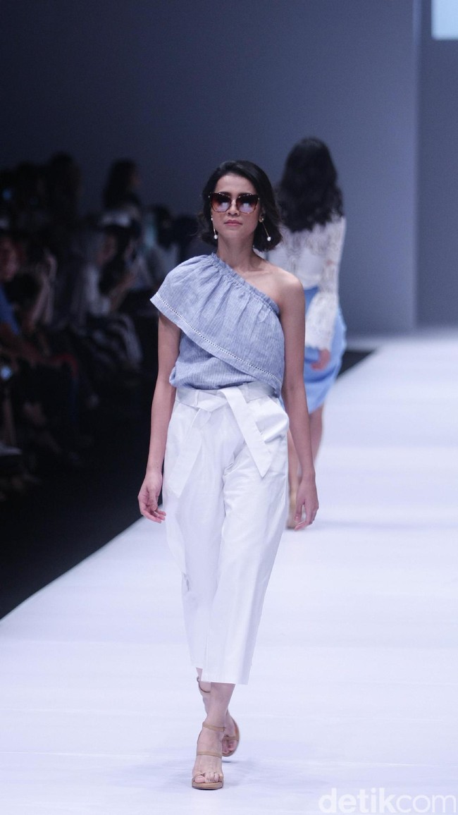 Koleksi dari Label brand Paulina Katarina mengangkat tema Wandertlust Jakarta Fashion Week 2017. di Senayan City. Jakarta. [Foto: Mohammad Abduh/Wolipop]