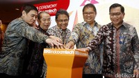 Menkominfo Rudiantara (kedua dari kanan) resmi membuka pameran Indocomtech 2016 di Jakarta Convention Center, Rabu (2/11/2016).