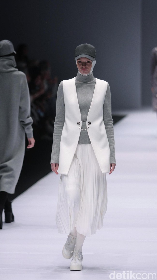 Busana Karya Desainer Rani Hatta mengangkat tema Spring/Summer 2017 Jakarta Fashion Week 2017. Senayan City. Jakarta. [Foto: Mohammad Abduh/Wolipop]
