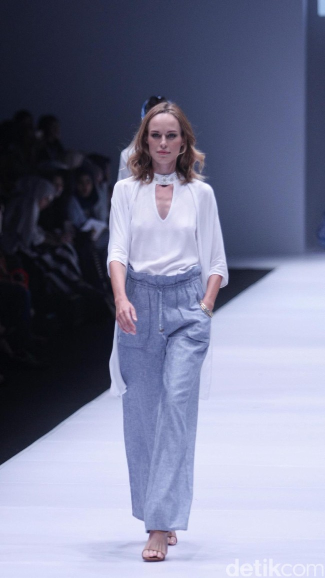 Koleksi dari Label brand Paulina Katarina mengangkat tema Wandertlust Jakarta Fashion Week 2017. di Senayan City. Jakarta. [Foto: Mohammad Abduh/Wolipop]