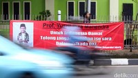 Spanduk tersebut bertuliskan Untuk Indonesia Damai, tolong jangan gunakan ISU sara dalam pilkada DKI.