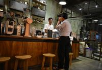 Coffee Smith: Enaknya Menikmati Kopi Filter Flores dengan Chicken Steak Bumbu Kopi