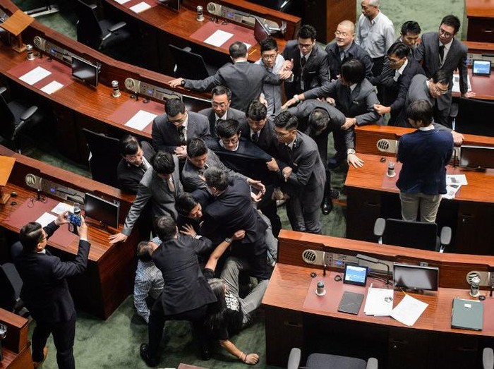 2 Anggota Parlemen Hong Kong Picu Keributan di Ruang Sidang