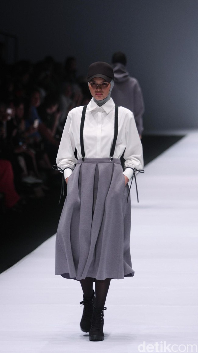Busana Karya Desainer Rani Hatta mengangkat tema Spring/Summer 2017 Jakarta Fashion Week 2017. Senayan City. Jakarta. [Foto: Mohammad Abduh/Wolipop]