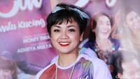 Meski tampil kasual, ia selalu berhasil tampil berbeda. Pool/Palevi S/detikFoto.