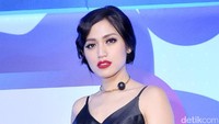 Detail makeup serta pulasan bibir berwarna merah semakin mempertegas penampilannya. Pool/Noel/detikFoto.