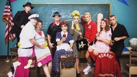Katy Perry juga membuat foto bersama Orlando Bloom dan sahabatnya seperti di era 50-an. (Dok. Instagram/katyperry)