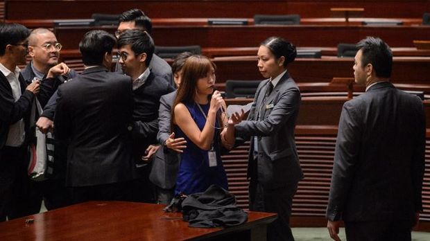 Yau berusaha mengucapkan sumpah jabatannya di tengah kawalan petugas keamanan