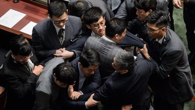 Baggio (berkacamata) ditarik keluar ruang sidang parlemen