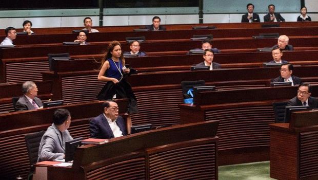 Yau yang mengenakan pakaian warna biru berlari ke mimbar