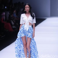 Koleksi dari Label brand Paulina Katarina mengangkat tema Wandertlust Jakarta Fashion Week 2017. di Senayan City. Jakarta. [Foto: Mohammad Abduh/Wolipop]