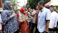 Sandiaga berdialog dengan warga.